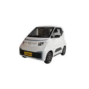 Versi Mini dari kendaraan energi baru Wuling Nano EV 2022 menikmati skuter mini kota komuter parkir yang nyaman