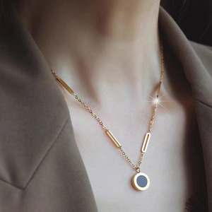 Collana in Acciaio Inossidabile Placcato Oro 18K per Donne, Catena Geometrica a Graffetta con Ciondolo Rotondo Nero - Product Image 2