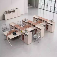 Bureau de travail minimaliste pour deux personnes, face à face, avec table et chaises assorties