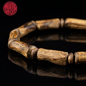 Bracelet en bambou et bois d'agar naturel pour femme, qualité semi-affinée, bijou artisanal élégant et aromatique - Product Image 4