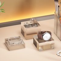 Bloc de présentation en acrylique massif poli ultra-transparent sur mesure pour vitrine de bijoux de détail