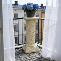 Socle en résine à motif de défilement - Finition effet pierre crème, support colonne orné pour présentoirs de jardin et de patio de style méditerranéen