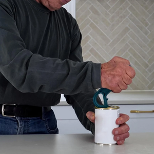 Abrelatas manual que facilita la apertura de latas y recipientes de forma doblemente más sencilla para personas con artritis, esclerosis músccular o Parkinson. Regalo para personas mayores con manos débiles. - Product Image 5