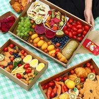 Boîte en papier kraft rectangulaire avec fenêtre transparente et conteneur alimentaire jetable résistant à la graisse pour sandwichs, sushis, pâtisseries.