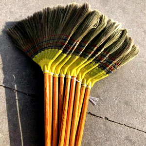 Balai en herbe naturelle traditionnel authentique fait main, balai asiatique avec manche en herbe, enroulement de fils colorés, poils doux, Eco2go Vietnam - Product Image 1