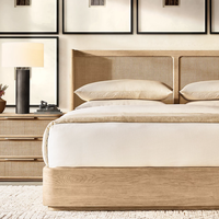 Lit en bois de chêne moderne et durable à profil bas avec tête de lit enveloppée pour un intérieur scandinave et un sommeil confortable