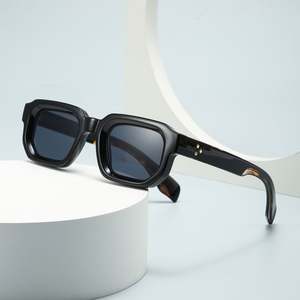 Gafas de Sol Retro Personalizadas con Logotipo, Gafas de Sol Cuadradas con Remaches Punk Degradados para Hombre y Mujer, Protección UV400 - Product Image 3