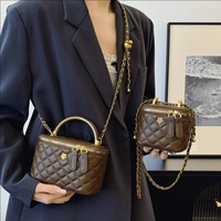 Sac bandoulière rétro 2026 pour femme, sac seau matelassé tendance en polyester avec fermeture éclair, petit sac à l'épaule polyvalent et élégant