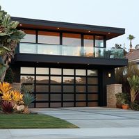 Puerta de Garaje Seccional de Aluminio Negra Moderna Personalizada, Puerta de Garaje Automática Residencial con Ventanas de Rejilla