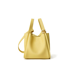 Sac à main seau haut de gamme en cuir véritable avec accents métalliques, léger, à porter à l'épaule ou en bandoulière pour femme - Product Image 4