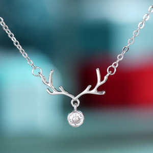 Collana con Ciondolo a Forma di Corna di Cervo Placcata in Oro Bianco con Zirconi, Gioiello Unisex alla Moda - Product Image 1