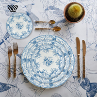 Ensemble d'assiettes en porcelaine intemporelles motifs floraux bleus et blancs complexes pour un décor de table de mariage gracieux