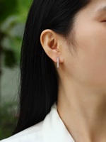 Boucles d'oreilles créoles en argent sterling 925 avec moissanite pour femme, à rangée unique et griffes partagées, style Huggie éternité