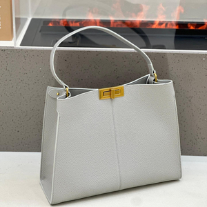 Sac à main en cuir grainé noir de luxe discret, sac fourre-tout à poignée supérieure pour femme, sac à bandoulière de créateur en cuir véritable de luxe - Product Image 3