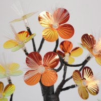 Nouvelle Lampe Décorative Premium en Forme de Y avec Branches Marron Clair et Fleurs Irisées, Lumière Chaude pour Ambiance Festive