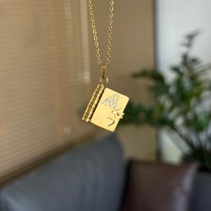 Cadeau Famille Fils Fille <span class=keywords><strong>Livre</strong></span> Plaqué Or 18K Acier Inoxydable Charm Pendant Open Locket Book Custom Graved Necklace for Gifts - Product Image 4