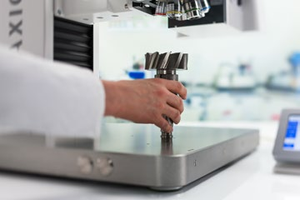 El Axio Imager Vario se Utiliza para el Análisis de Materiales, y su Diseño de Pilar le Permite Detectar Muestras de Gran Tamaño - Product Image 5