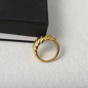 Vente en gros de nouveaux bijoux de mode simples et créatifs, bagues, bague personnalisée unisexe en acier titane torsadé