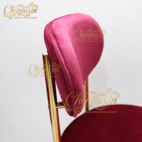 Chaise de salle à manger moderne en velours rouge avec cadre en métal doré, coussin amovible, dossier incurvé confortable, idéale pour les mariages (vente en gros)