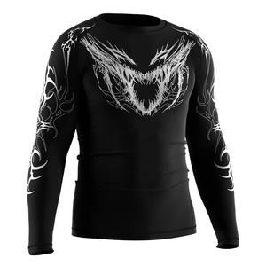 Rashguard Performance Métalcore à Séchage Rapide, Extensible dans Quatre Directions, UPF50+, avec Typographie Heavy-Metal - Product Image 3