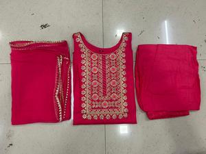 โรงงานขายส่งชุดคุर्ติ 3 ชิ้น ดีไซน์เนอร์ พร้อมกางเกงและผ้าคลุมไหล่ สำหรับงานแต่งงาน งานปาร์ตี้ และสวมใส่กลางแจ้ง นำเข้าจากอินเดีย - Product Image 2
