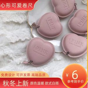 Cinta métrica mini en forma de corazón LULU de 1.5 m con cuchilla automática retráctil para uso en moda y regalos. - Product Image 4