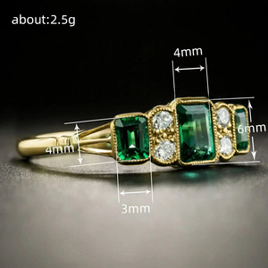 Anello Smeraldo Q500 in Oro Massiccio 18K con Diamante Rotondo Incastonato a Griffe, Gioiello Geometrico da Donna per Fidanzamento - Product Image 4