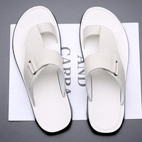 Nouvelles sandales en cuir pour hommes été 2025, grande taille, tendance, polyvalentes, simples, chaussures de plage pour jeunes, tongs à bout ouvert en caoutchouc
