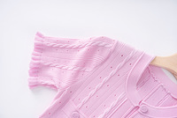 Robe midi en maille unie à col rond et manches courtes, coupe trapèze, rose vif, collection été 2025, haute qualité, conçue pour femme, à simple boutonnage