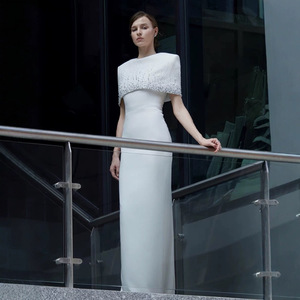 Robe longue vintage vietnamienne blanche de banquet, style élégant, sans manches, avec châle et taille cintrée, de fabrication artisanale - Product Image 1