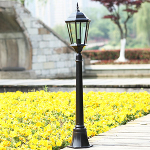 Lampadaire Solaire Extérieur LED sur Poteau en Fer avec Abat-jour en Verre, Blanc Chaud 2700K, IP66 Étanchéité, Détecteur de Mouvement pour Éclairage - Product Image 1