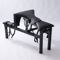 Table de Contrainte Professionnelle BDSM XTT-8813 en Acier Carbone Rembourrée avec Menottes en Cuir et Aide à la Positionnement