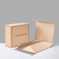 Boîte cadeau pliable personnalisée à couvercle magnétique pour vêtements, emballage en papier fait main Lionwrapack