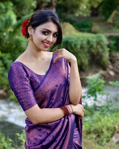 Tissu de Saree Exclusif en Tissu Litchi Doux, Design Magnifique, Pallu Riche avec Broderie Jacquard, Prix de Gros pour Tous les Sarees, Idéal pour Fêtes et Tenues Traditionnelles - Product Image 3