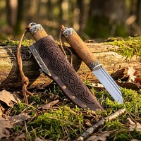 Couteau de camping Viking fait main, lame en acier à haute teneur en carbone 8,5, style médiéval nordique, cadeau EDC, manche en bois, fourreau en cuir gravé