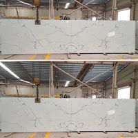Dalles de comptoir en quartz artificiel Calacatta Blanc poli 3200x1600, surface marbrée naturelle, effet marbre.