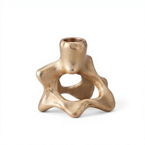 Porte-bougie en métal finition or minimaliste, forme irrégulière sculpturale moderne, support architectural, décoration nordique - Product Image 1