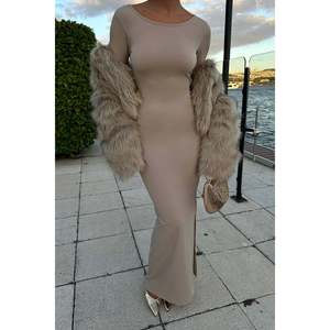 Vestidos Largos Beige con Lazo en la Espalda, Accesorio de Moda Elegante y con Estilo - Product Image 3