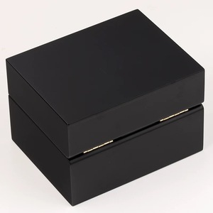 Caja de exhibición de reloj de madera negra con logotipo personalizado de lujo para presentar relojes como una elegante caja de regalo - Product Image 4