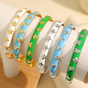 กำไลข้อมือรูปตัว C ประดับดอกไม้และเพชรซิคอนสำหรับผู้หญิง เครื่องประดับแฟชั่น - Product Image 1