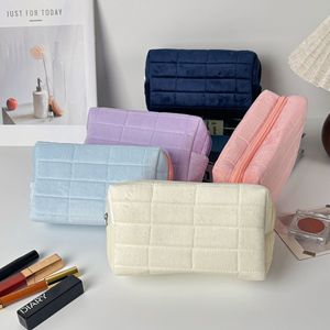 <b>Large</b> Capacity <b>Plush</b> Cosmetic Bag With Zipper Closure Solid Color Quilted Pattern Travel Toiletry Storage Pouch For Home Use - Product Image 4