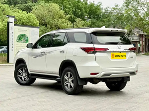 Toyota Fortuner 2018 Usado, 4x4, 2.7L, 163HP, L4, 6AT, SUV Mediano de 7 Plazas - Product Image 4