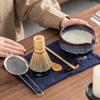 Astief – Nouveaux Kits de Fouets à Matcha en Céramique Fumée Bleue de Qualité Cérémoniale Faits Main avec Bec Verseur, Personnalisables pour les Amateurs de Matcha