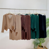Ensemble Cardigan Plissé et Jupe Longue Femme Style Miyake Plissé Deux Pièces Col V Ourlet Asymétrique Tenues Vente en Gros Boutique Nouveauté