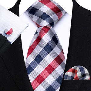 طقم ربطة عنق رجالية مخصصة بنقشة مربعات زرقاء مع منديل جيب وأزرار أكمام لبدلة الزفاف - Product Image 3