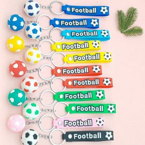 Porte-clés de football coloré avec breloque ballon de soccer, forme rectangulaire en plastique, style dessin animé, accessoire léger pour sac - Product Image 2
