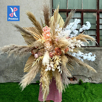 Guirlande de fleurs séchées style bohème avec herbe de la pampa et feuilles de palmier, arrangement floral artificiel pour mariage en extérieur, décoration de jardin et de fête