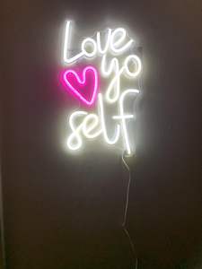 Be Kind Stay Weird LED Neon Sign <span class=keywords><strong>Lettres</strong></span> pour lire des livres Décoration murale pour chambre Bar Fête d'anniversaire Salon - Product Image 2