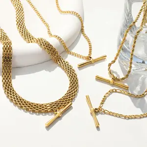 Commercio all'ingrosso personalizzato 18K placcato oro maglia in acciaio inox Figaro corda collegamento a catena orizzontale 3D T Bar collana pendente per le donne