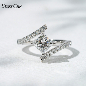 Bague solitaire classique en or blanc 18 carats plaqué rhodium avec diamant de laboratoire taille princesse 1,3 ct (5,5 x 5,5 mm) couleur D Starsgem - Product Image 1